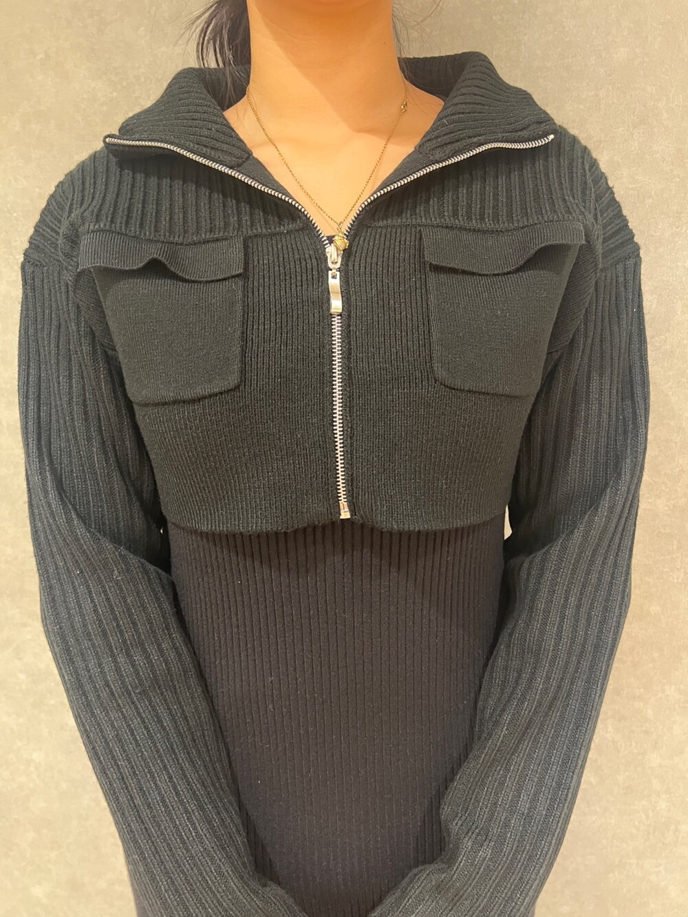 ブラック系のワンピース、ブラック系のハンドバッグ、ブラック系のブーツを着用したレディースの秋コーディネートの5枚目の写真