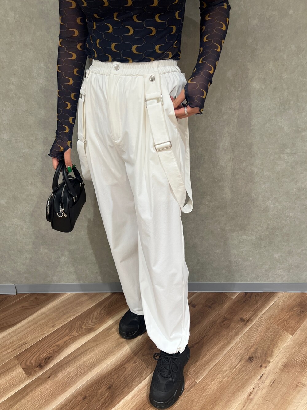 その他のTシャツ/カットソー、ホワイト系のその他パンツ、ブラック系のスニーカーを着用したレディースの春コーディネートの5枚目の写真