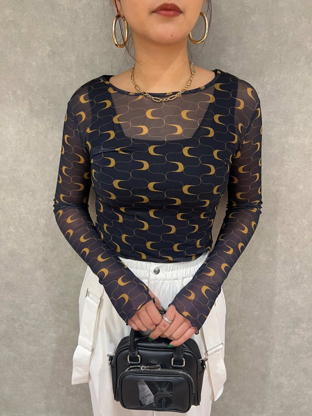 その他のTシャツ/カットソー、ホワイト系のその他パンツ、ブラック系のスニーカーを着用したレディースの春コーディネートの4枚目の写真