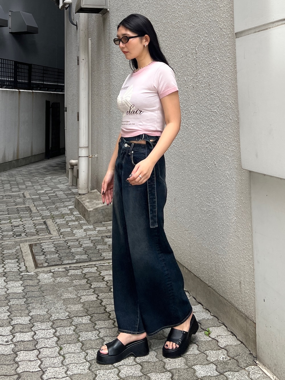 ピンク系のTシャツ/カットソー、ブルー系のデニムパンツ、ブラック系のサンダルを着用したレディースの夏コーディネートの2枚目の写真
