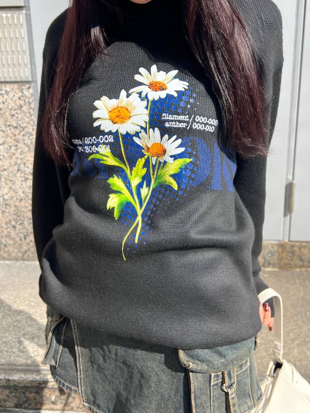 ブラック系のニット/セーター、ブルー系のその他パンツ、ブラック系のスニーカーを着用したレディースの春コーディネートの5枚目の写真