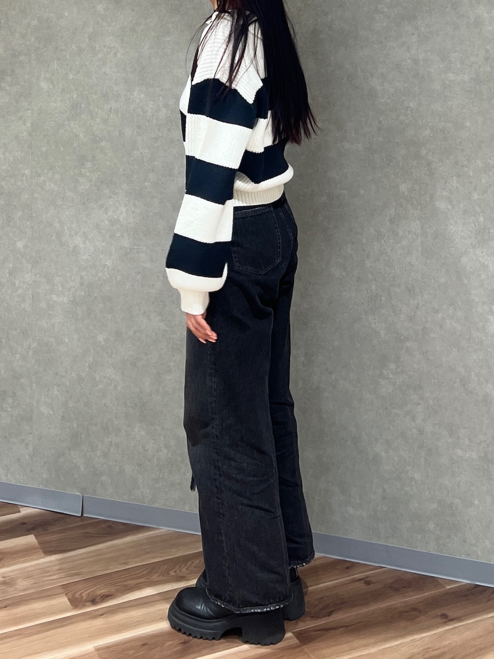 その他のニット/セーター、ブラック系のデニムパンツ、ブラック系のブーツを着用したレディースの冬コーディネートの2枚目の写真