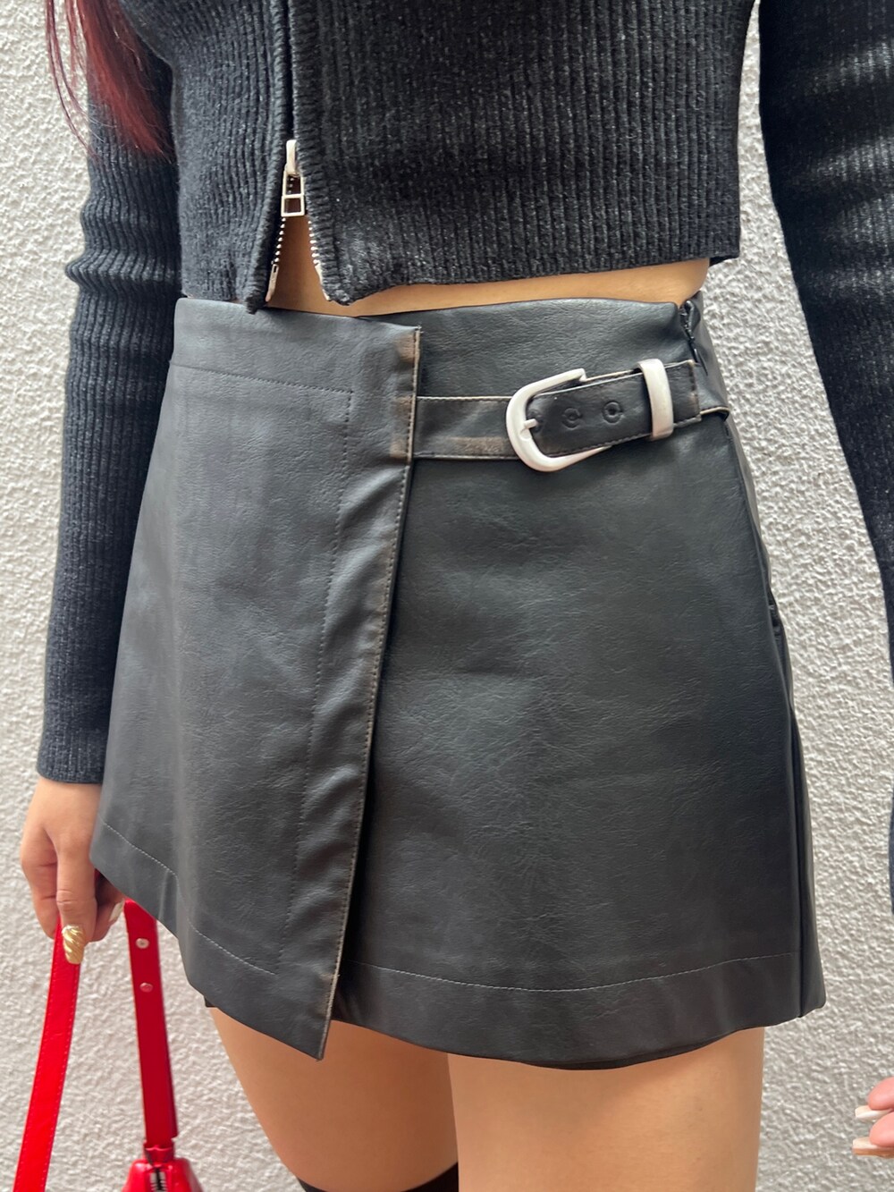 ブルー系のニット/セーター、ブラック系のその他パンツ、ブラック系のブーツを着用したレディースの秋コーディネートの5枚目の写真
