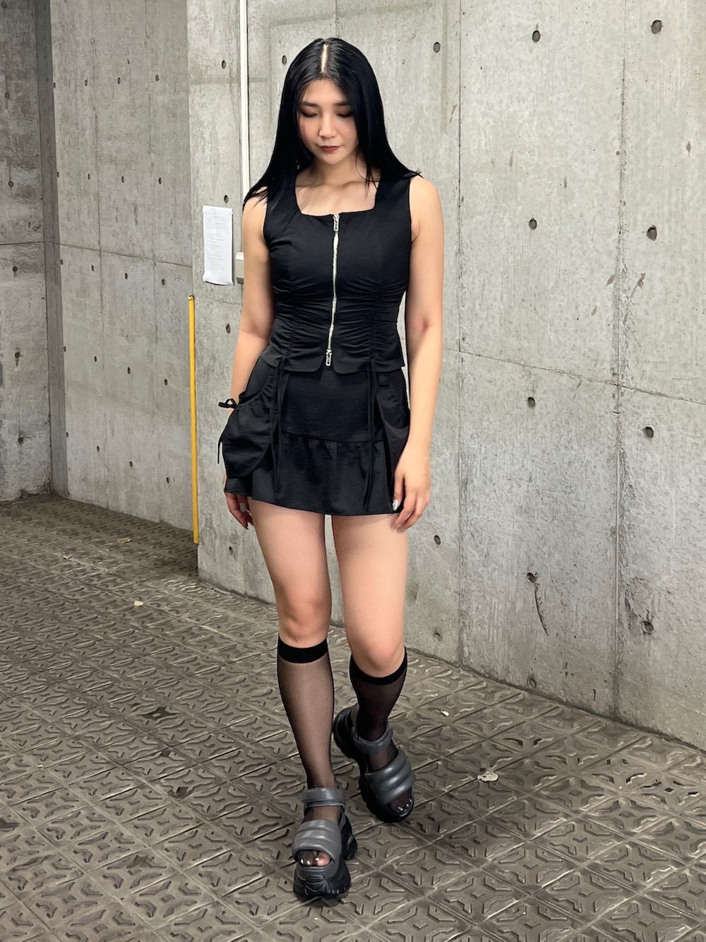 ブラック系のTシャツ/カットソー、ブラック系のスカート、グレー系のその他シューズを着用したレディースの夏コーディネートの2枚目の写真