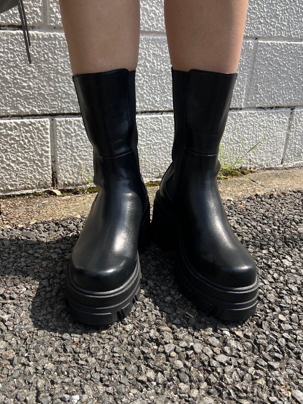 その他のTシャツ/カットソー、ブラック系のデニムパンツ、ブラック系のハンドバッグを着用したレディースの夏コーディネートの7枚目の写真