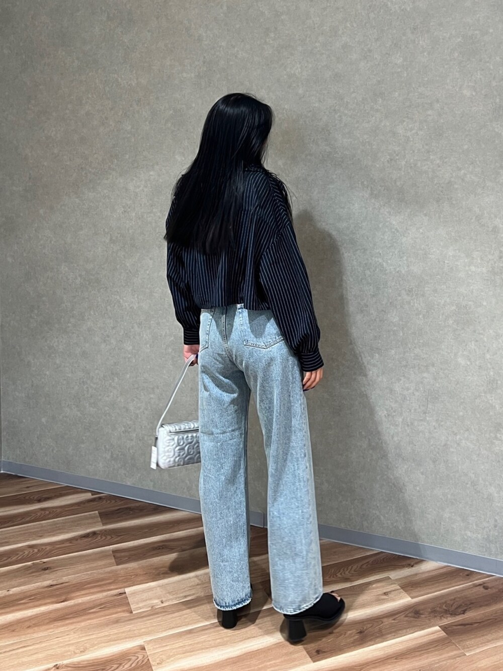 その他のシャツ/ブラウス、ブルー系のデニムパンツ、ブラック系のブーツを着用したレディースの夏コーディネートの3枚目の写真