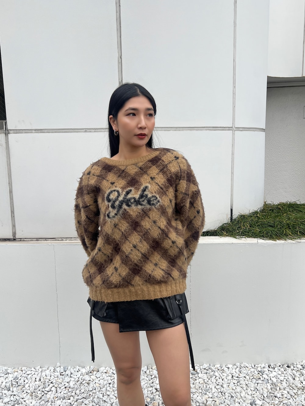 ベージュ系のニット/セーター、ブラック系のその他パンツ、ブラック系のブーツを着用したレディースの冬コーディネートの2枚目の写真