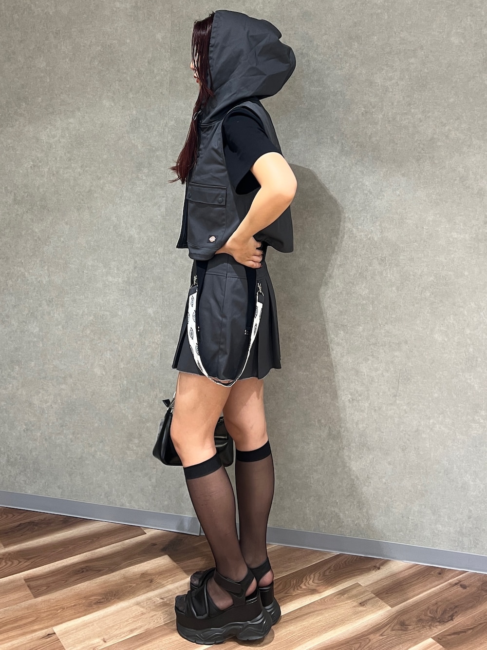 グレー系のベスト、ブラック系のTシャツ/カットソー、グレー系のスカートを着用したレディースの春コーディネートの3枚目の写真