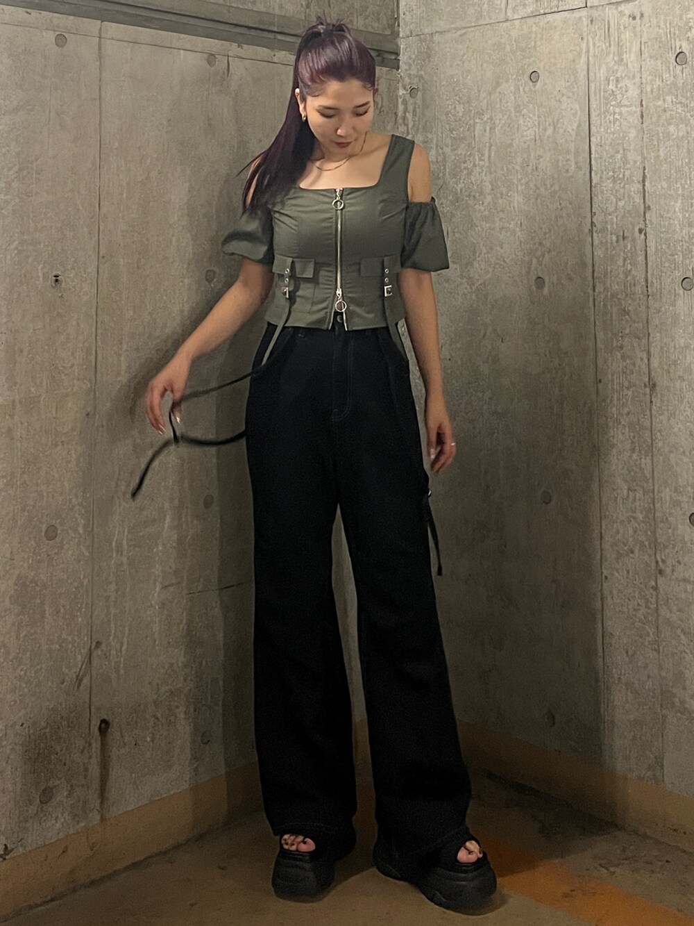 グリーン系のTシャツ/カットソー、ブラック系のデニムパンツ、ブラック系のサンダルを着用したレディースの夏コーディネートの2枚目の写真