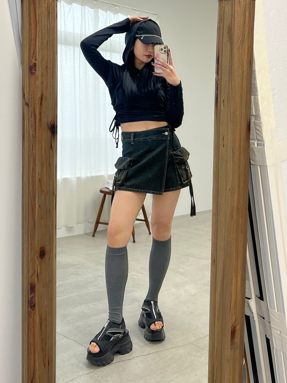 ブラック系のTシャツ/カットソー、ブルー系のその他パンツ、ブラック系のサンダルを着用したレディースの春コーディネートの2枚目の写真