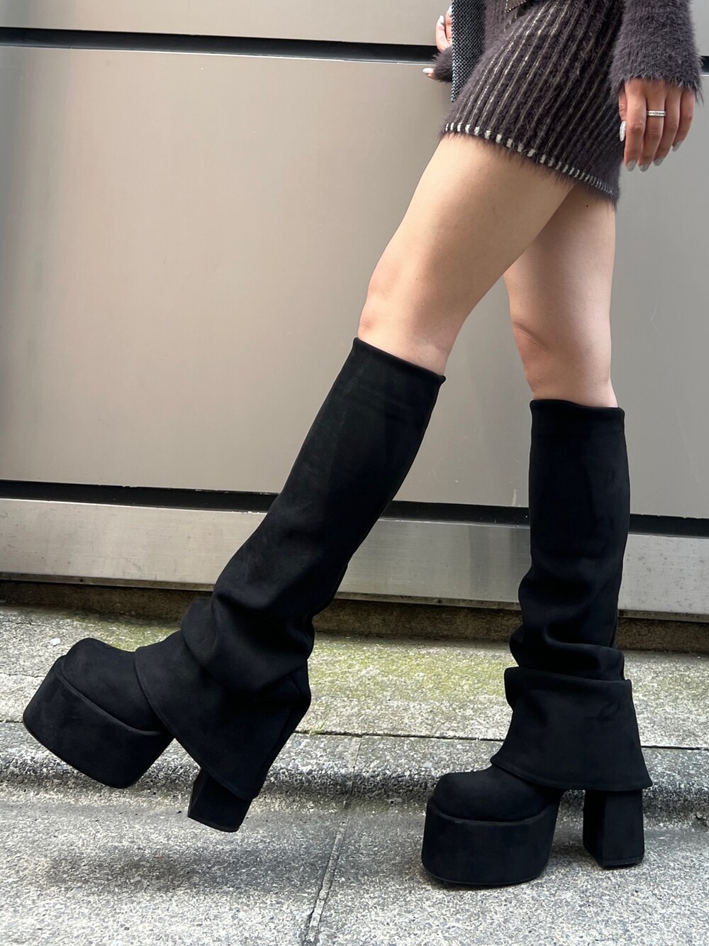 ブラック系のブーツ、ブラウン系のスカート、ブラウン系のニット/セーターを着用したレディースの夏コーディネートの6枚目の写真
