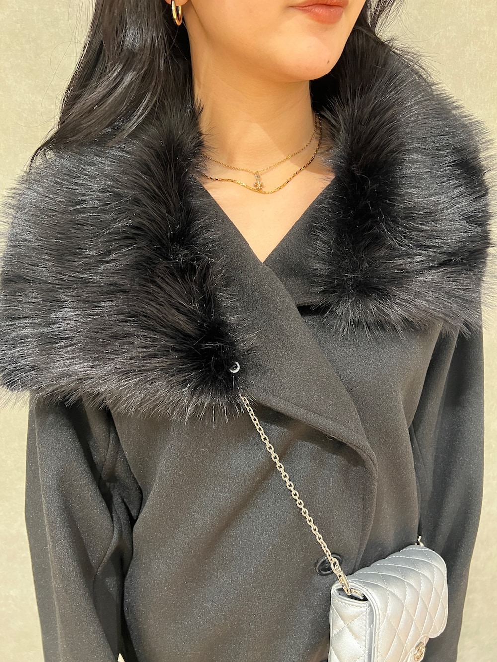 ブラック系のピーコート、その他のブーツ、ブラック系のスカートを着用したレディースの冬コーディネートの5枚目の写真