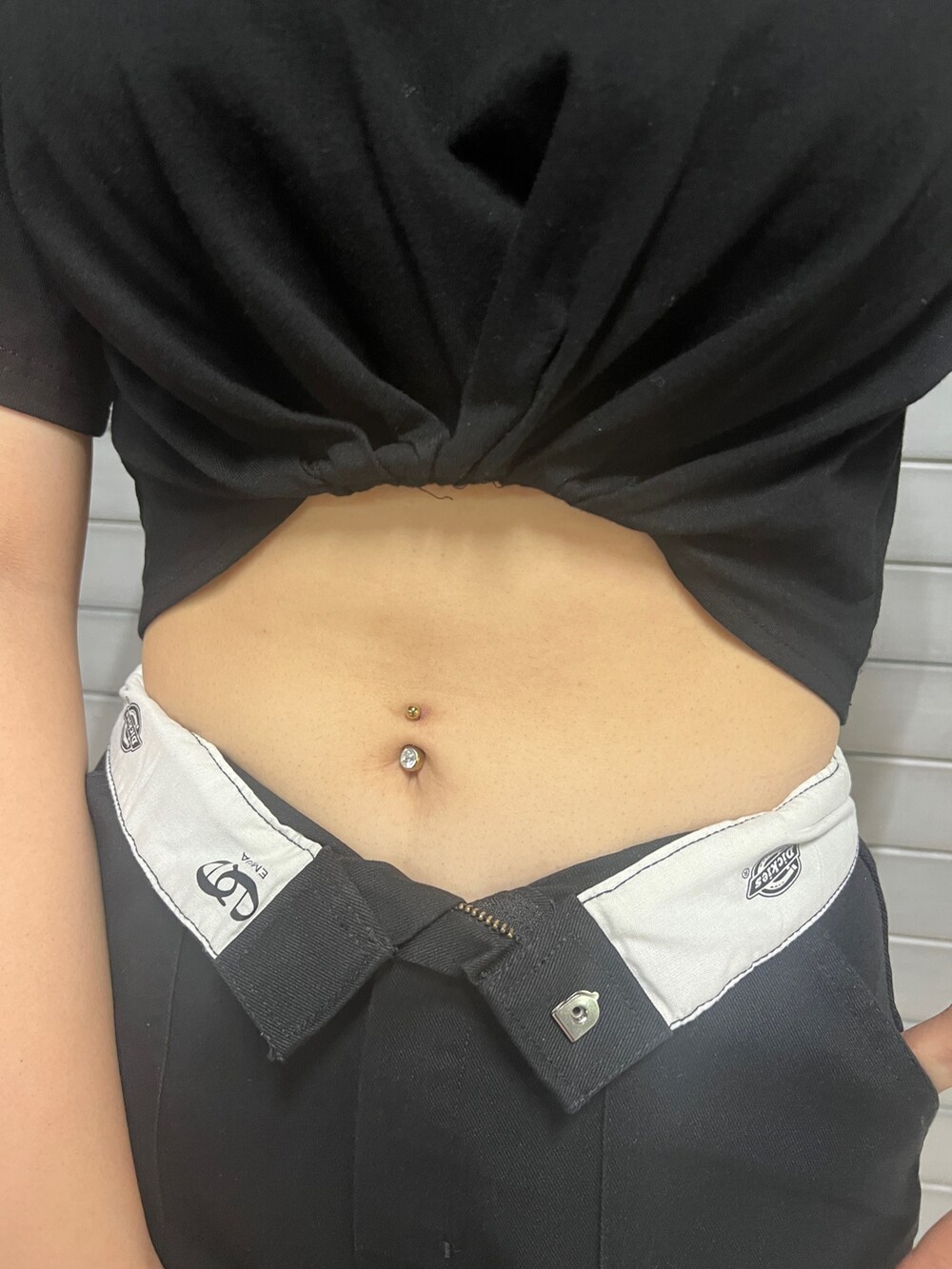 ブラック系のカーゴパンツ、ブラック系のサンダル、その他のハンドバッグを着用したレディースの夏コーディネートの5枚目の写真