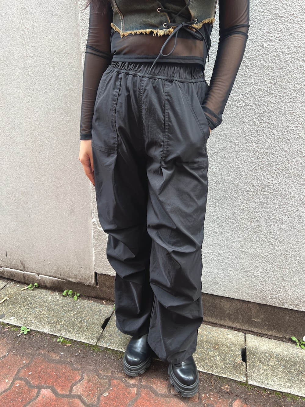 ブルー系のタンクトップ、ブラック系のTシャツ/カットソー、ブラック系のその他パンツを着用したレディースの春コーディネートの5枚目の写真