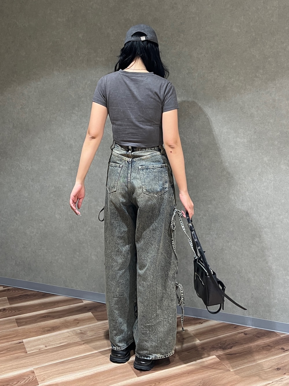 グレー系のTシャツ/カットソー、ブルー系のデニムパンツ、ブラック系のサンダルを着用したレディースの夏コーディネートの3枚目の写真