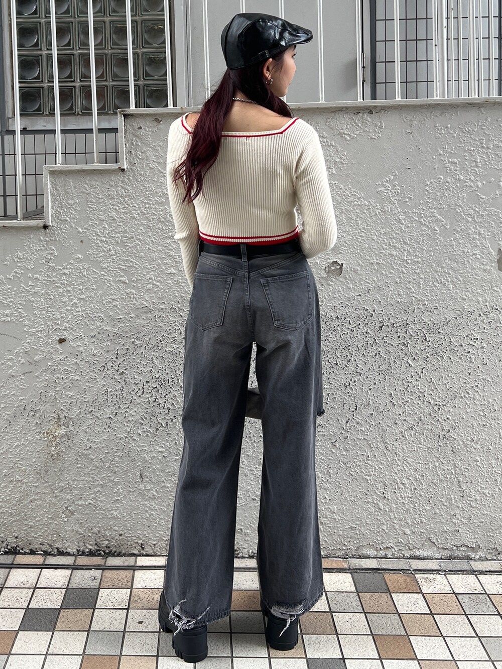 ホワイト系のニット/セーター、グレー系のデニムパンツ、ブラック系のブーツを着用したレディースの秋コーディネートの3枚目の写真