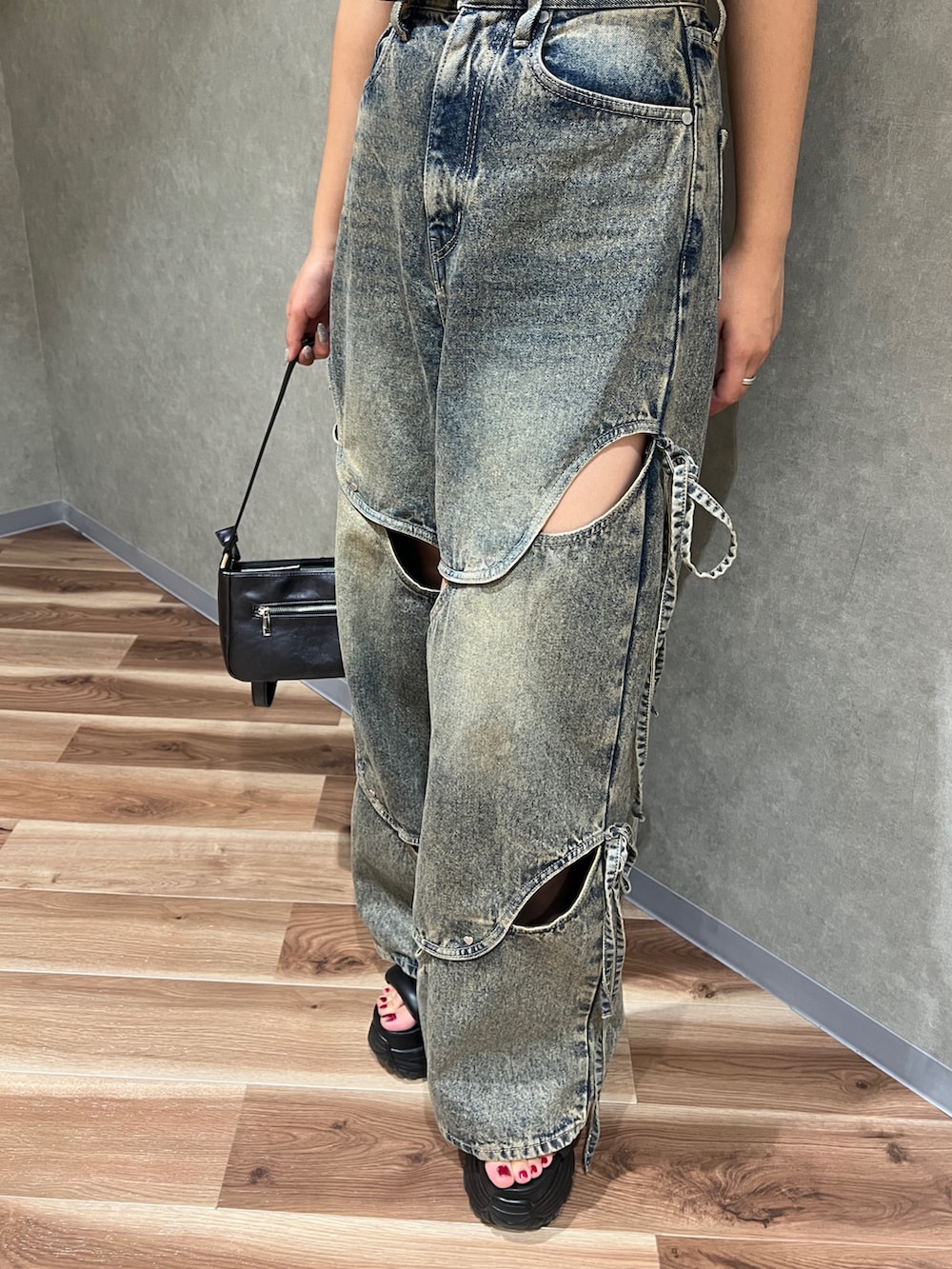 グレー系のTシャツ/カットソー、ブルー系のデニムパンツ、ブラック系のサンダルを着用したレディースの夏コーディネートの4枚目の写真