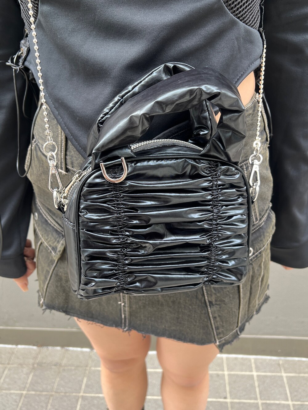 ブラック系のTシャツ/カットソー、ブラック系のスニーカー、ブラック系のハンドバッグを着用したレディースの春コーディネートの6枚目の写真