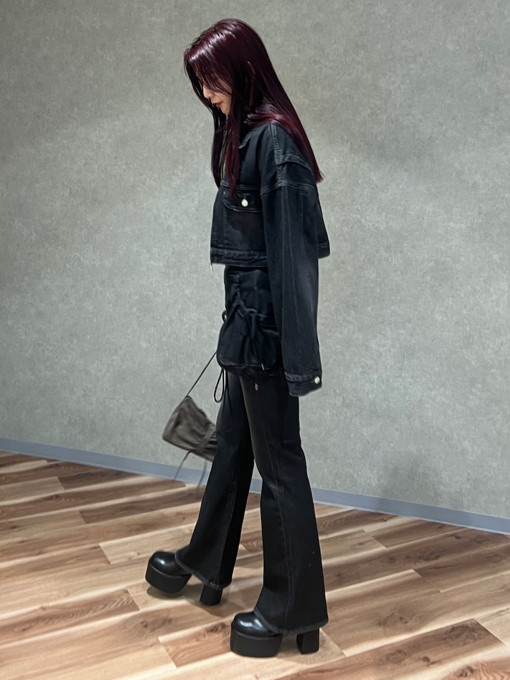 その他のニット/セーター、ブラック系のデニムジャケット、ブラック系のデニムパンツを着用したレディースの秋コーディネートの2枚目の写真