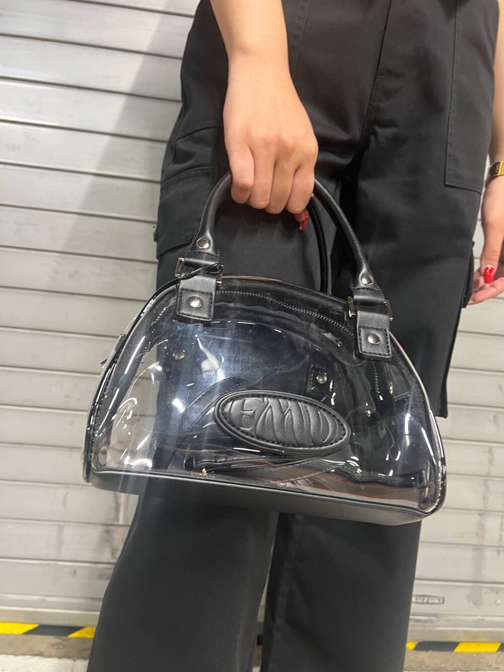 ブラック系のカーゴパンツ、ブラック系のサンダル、その他のハンドバッグを着用したレディースの夏コーディネートの6枚目の写真