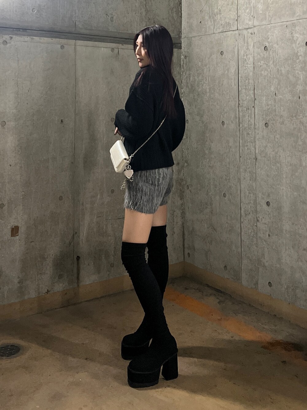 ブラック系のカーディガン/ボレロ、グレー系のその他パンツ、ブラック系のブーツを着用したレディースの冬コーディネートの2枚目の写真