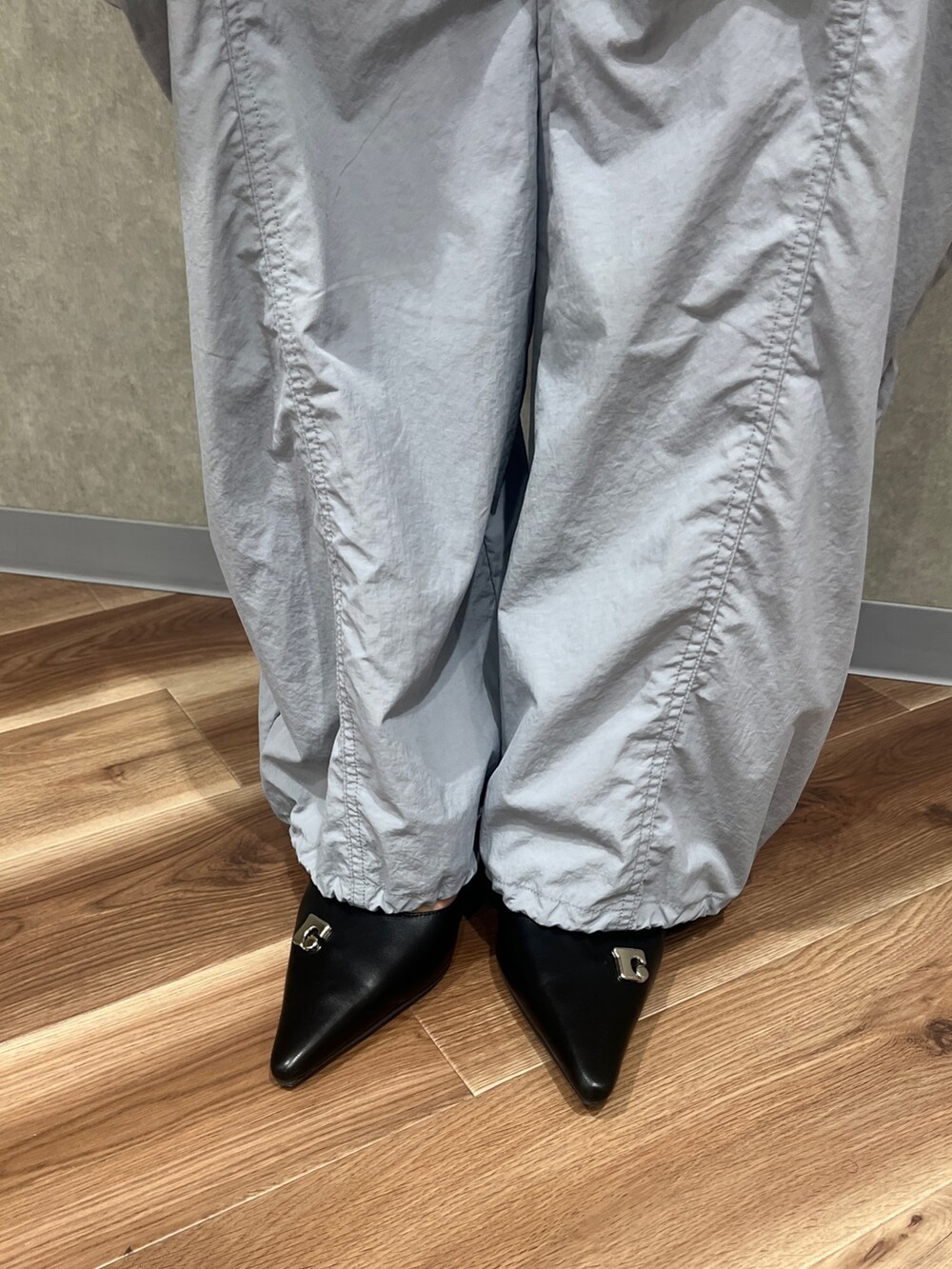 グレー系のその他パンツ、グレー系のブルゾン、ブラック系のパンプスを着用したレディースの春コーディネートの7枚目の写真