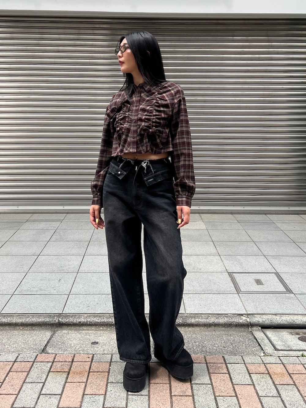 レッド系のシャツ/ブラウス、ブラック系のその他シューズ、ブラック系のデニムパンツを着用したレディースの夏コーディネートの2枚目の写真