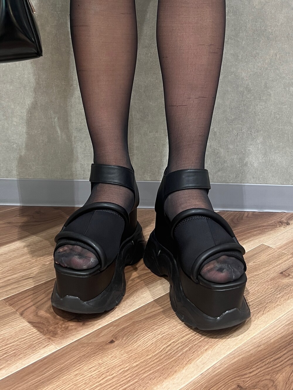 グレー系のタンクトップ、ブラック系のデニムスカート、ブラック系のハンドバッグを着用したレディースの夏コーディネートの9枚目の写真