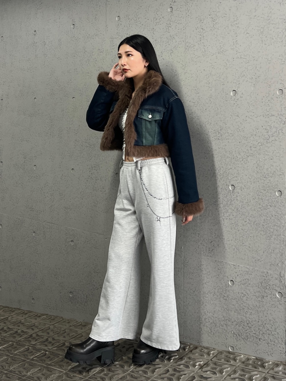 ブルー系のブルゾン、ホワイト系のTシャツ/カットソー、グレー系のスウェットパンツを着用したレディースの秋コーディネートの2枚目の写真