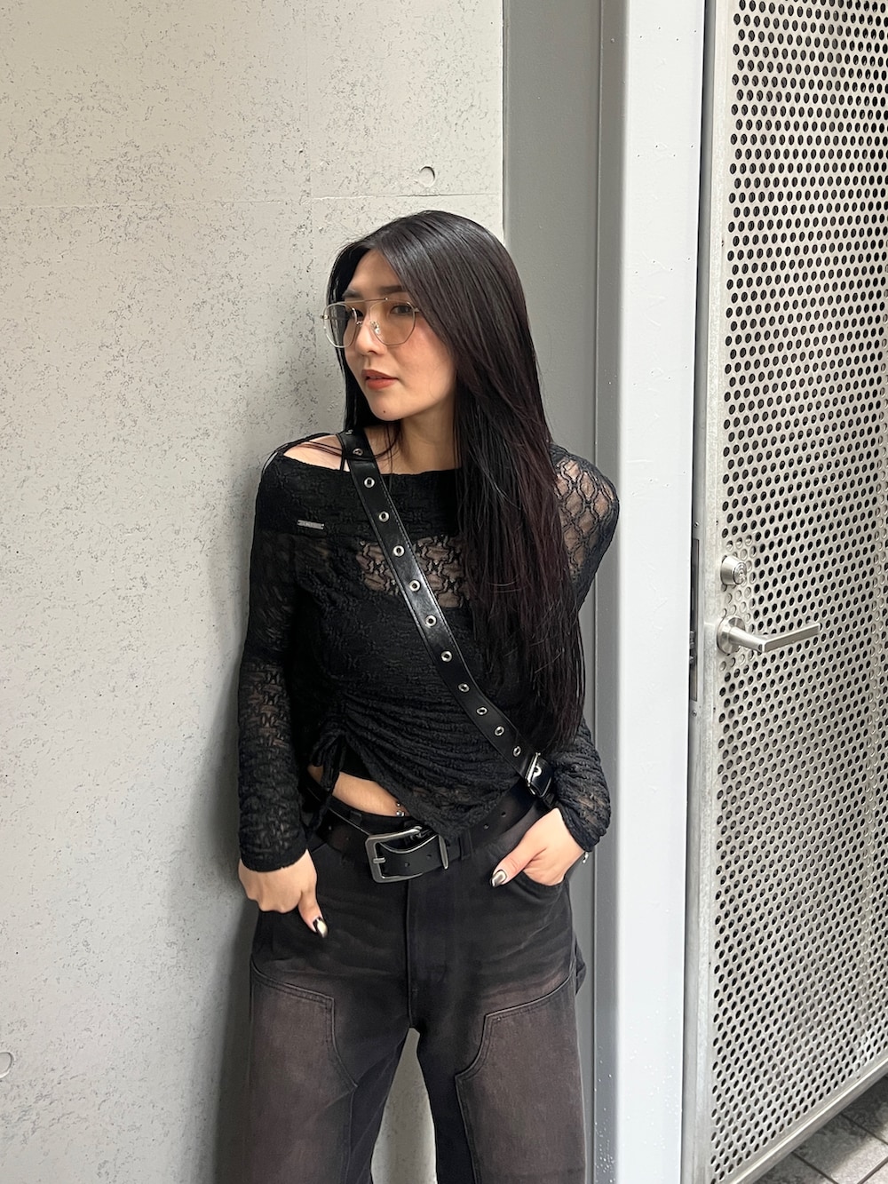 ブラック系のTシャツ/カットソー、ブラック系のデニムパンツ、シルバー系のサングラスを着用したレディースの春コーディネートの4枚目の写真