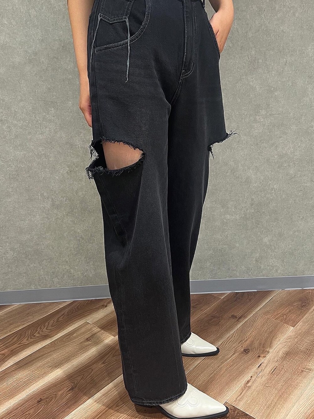 ブルー系のデニムパンツ、ホワイト系のニット/セーター、ホワイト系のブーツを着用したレディースの夏コーディネートの5枚目の写真