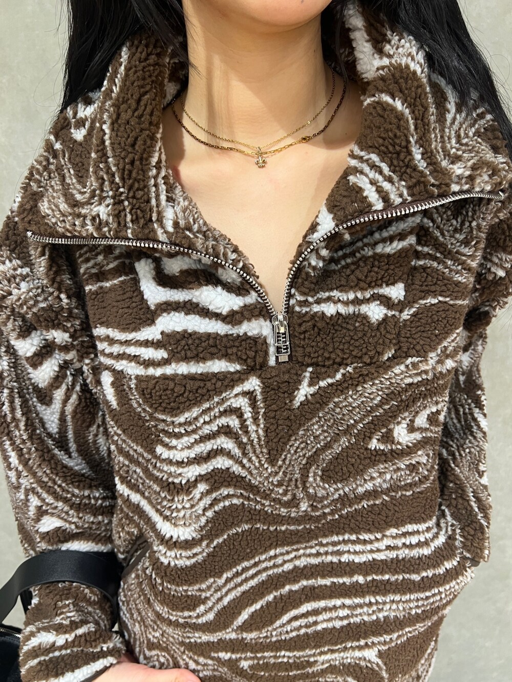 ブラウン系のTシャツ/カットソー、ブラック系のその他パンツ、ブラック系のブーツを着用したレディースの秋コーディネートの4枚目の写真