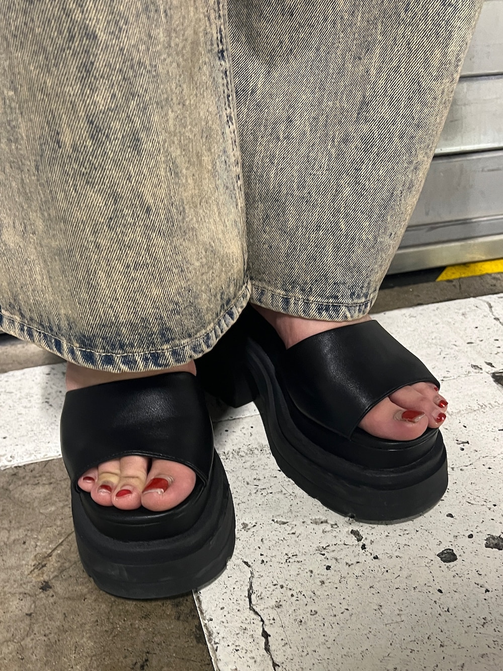 ベージュ系のデニムパンツ、ブラック系のハンドバッグ、ブラック系のサンダルを着用したレディースの夏コーディネートの6枚目の写真