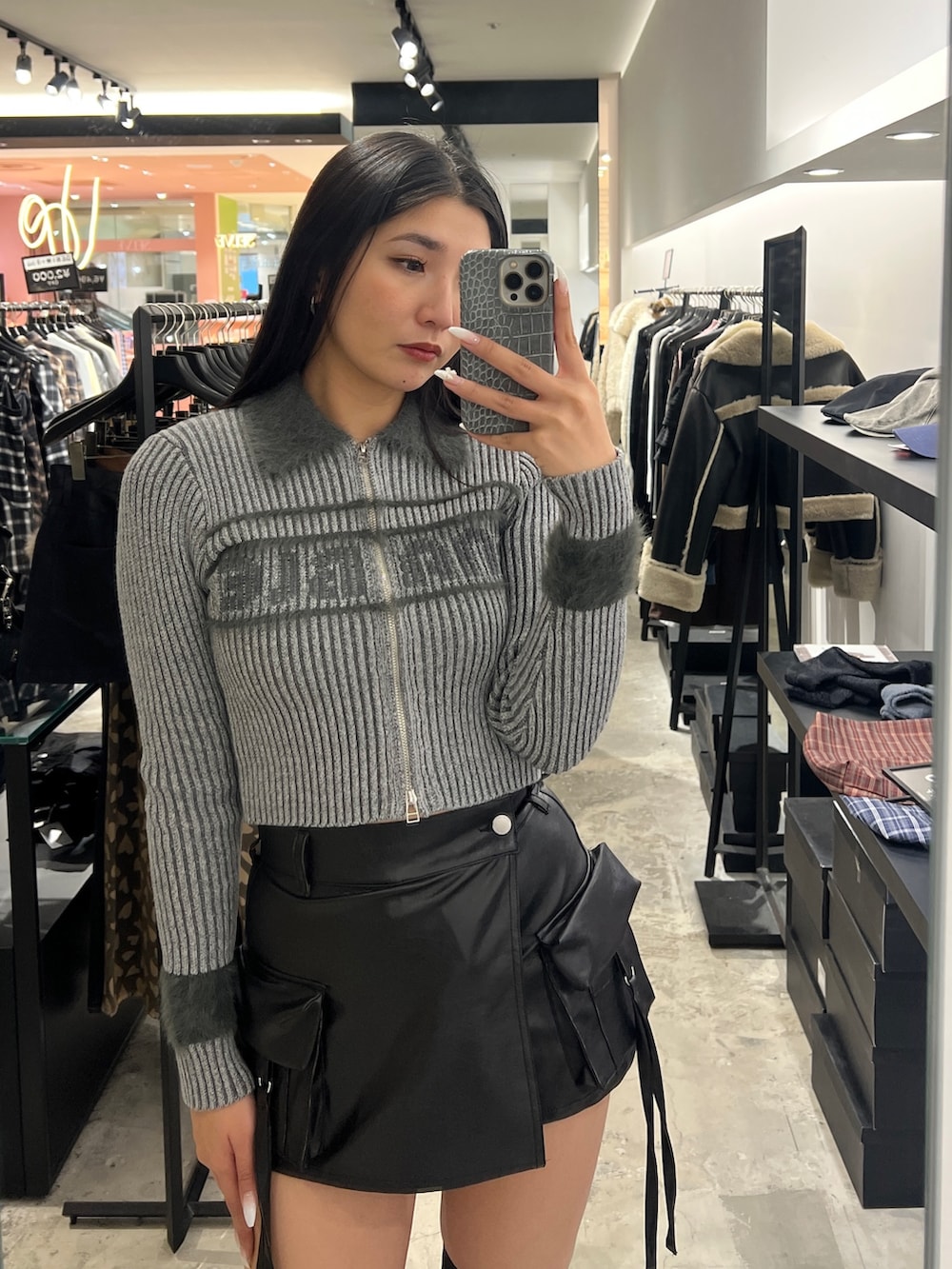 グレー系のニット/セーター、ブラック系のその他パンツ、ブラック系のブーツを着用したレディースの冬コーディネートの3枚目の写真