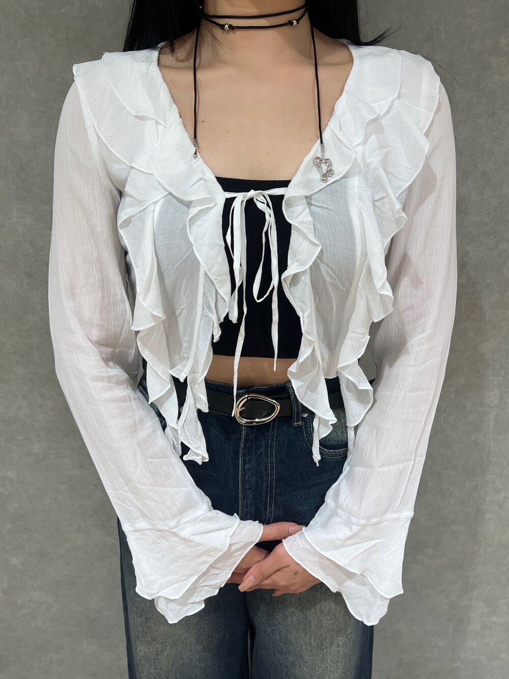 ホワイト系のシャツ/ブラウス、ブラック系のTシャツ/カットソー、ブルー系のデニムパンツを着用したレディースの春コーディネートの4枚目の写真