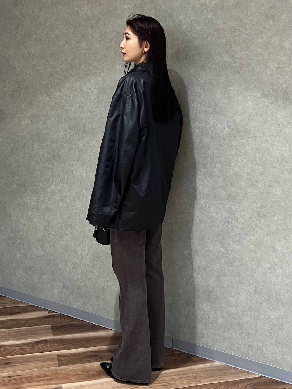 ブラック系のナイロンジャケット、グレー系のチューブトップ、ホワイト系のTシャツ/カットソーを着用したレディースの春コーディネートの3枚目の写真