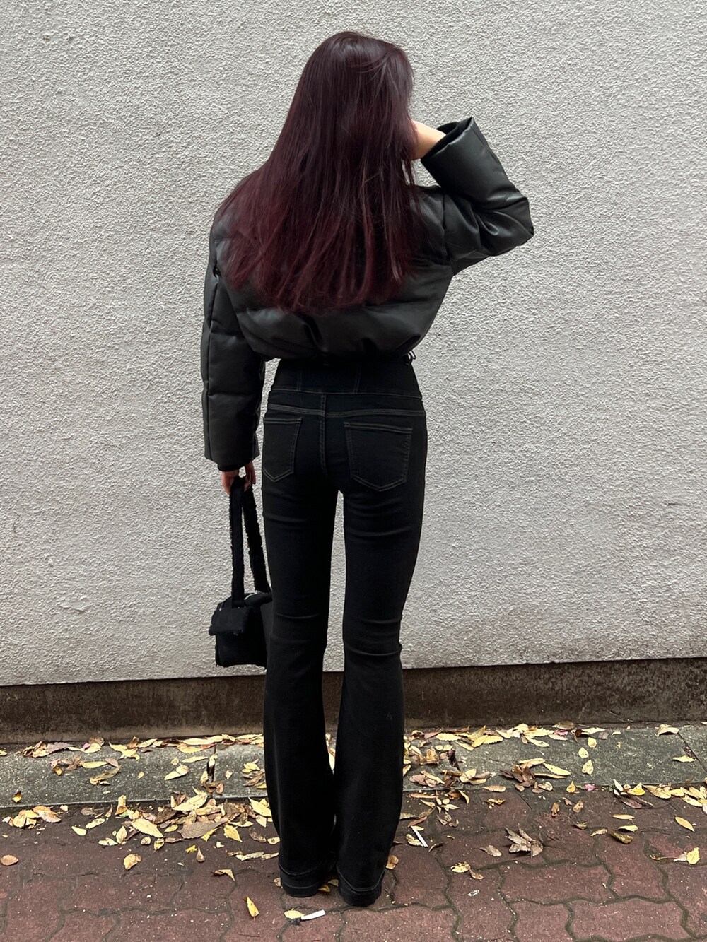 ブラック系のダウンジャケット/コート、ブラック系のデニムパンツ、ブラック系のブーツを着用したレディースの冬コーディネートの3枚目の写真