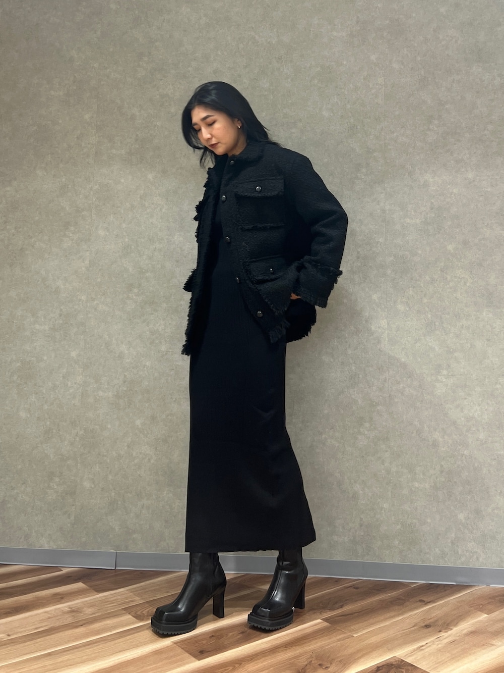 ブラック系のその他アウター、ブラック系のワンピース、ブラック系のブーツを着用したレディースの秋コーディネートの2枚目の写真