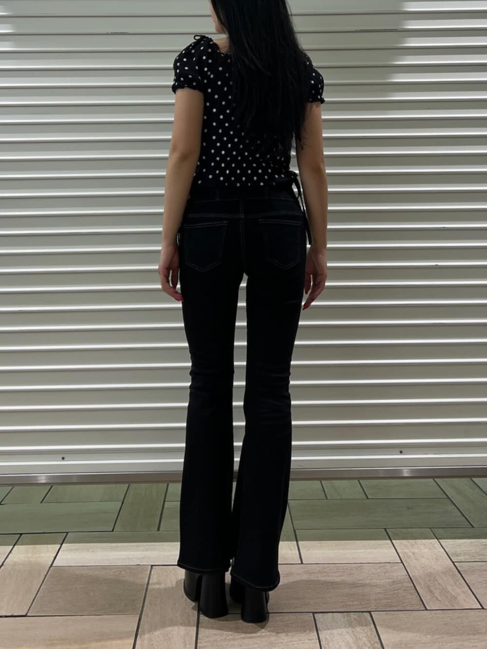 その他のTシャツ/カットソー、ブラック系のデニムパンツ、ブラック系のサンダルを着用したレディースの夏コーディネートの3枚目の写真