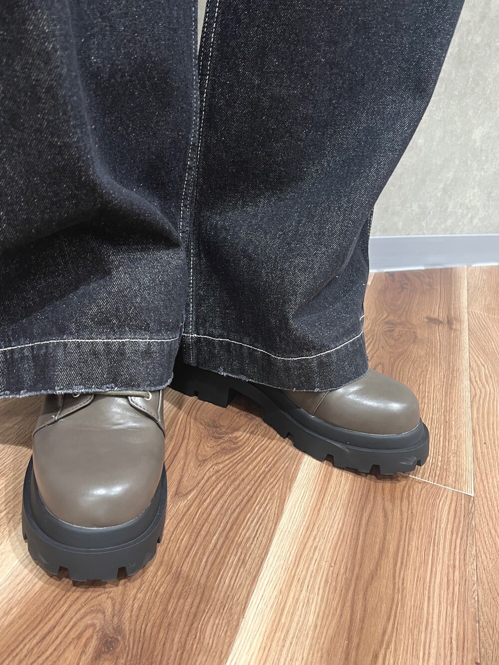 ブラック系のタンクトップ、ブルー系のデニムパンツ、ホワイト系のハンドバッグを着用したレディースの夏コーディネートの7枚目の写真