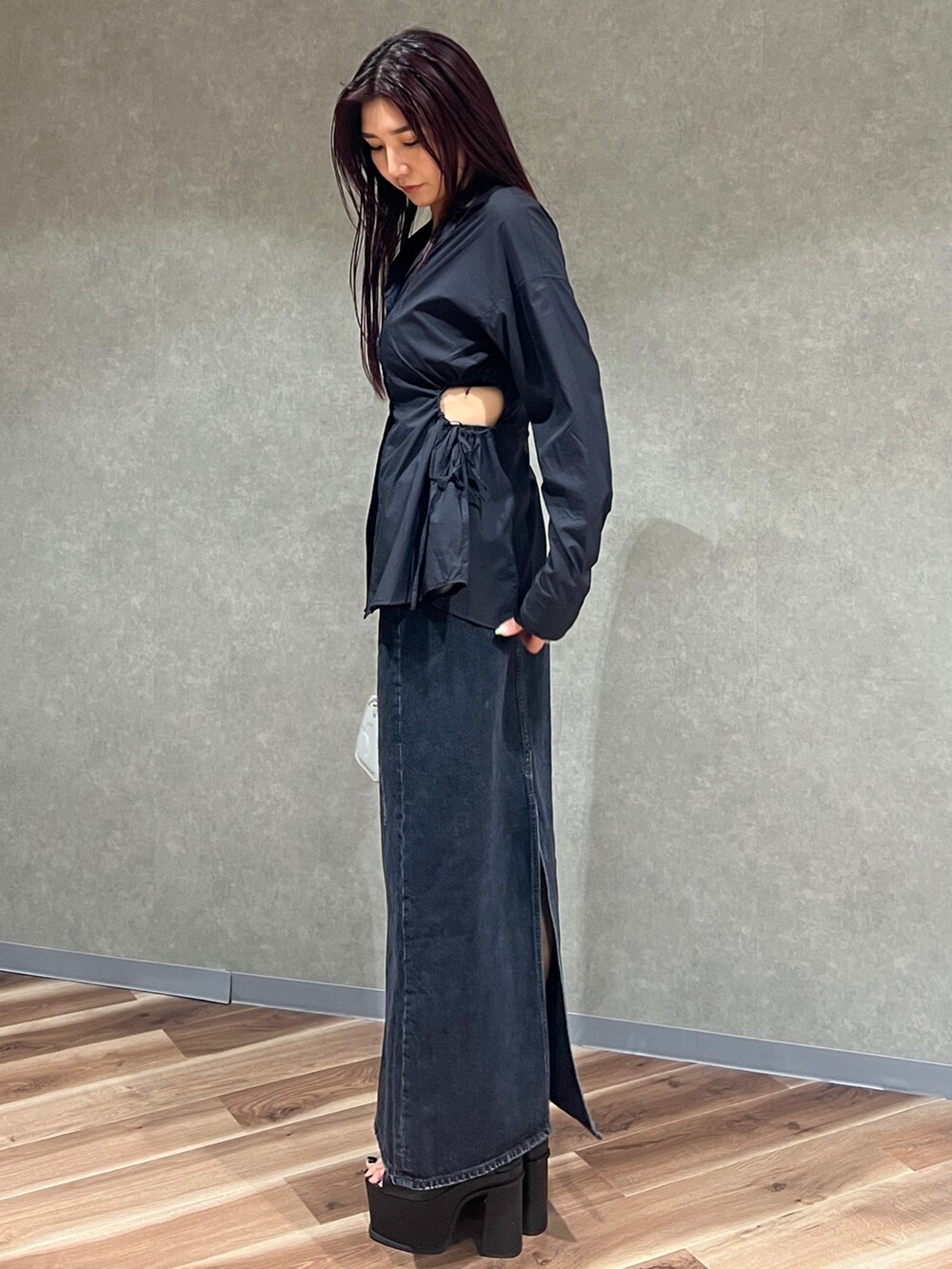 ブラック系のシャツ/ブラウス、ブラック系のスカート、グレー系のハンドバッグを着用したレディースの夏コーディネートの4枚目の写真