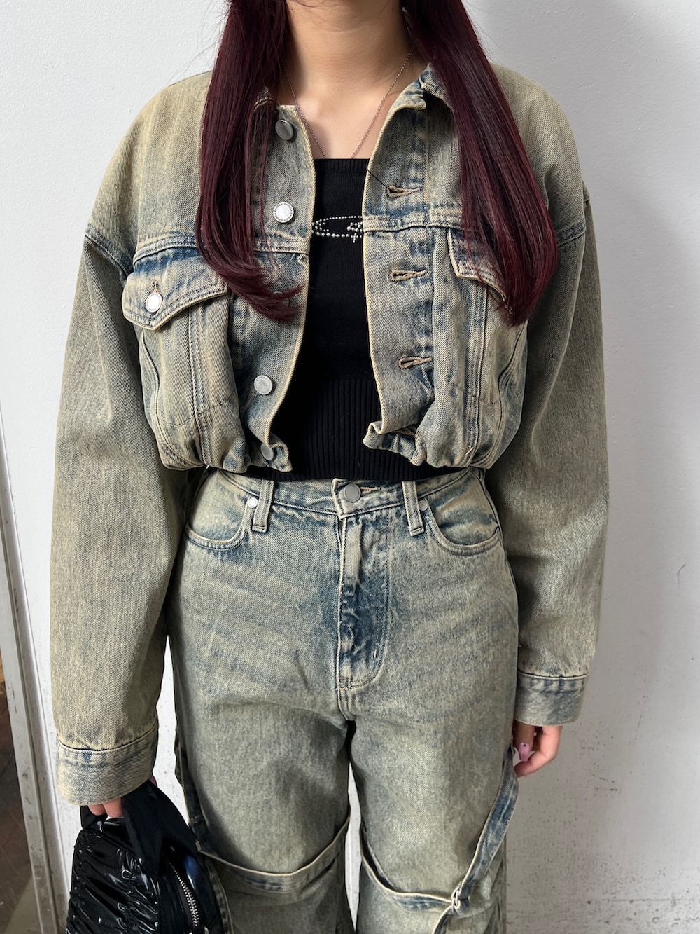 ブルー系のデニムジャケット、ブルー系のデニムパンツ、ブラック系のブーツを着用したレディースの冬コーディネートの5枚目の写真