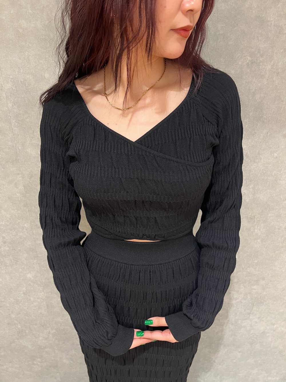 ブラック系のニット/セーター、ブラック系のスカート、ブラック系のブーツを着用したレディースの冬コーディネートの3枚目の写真