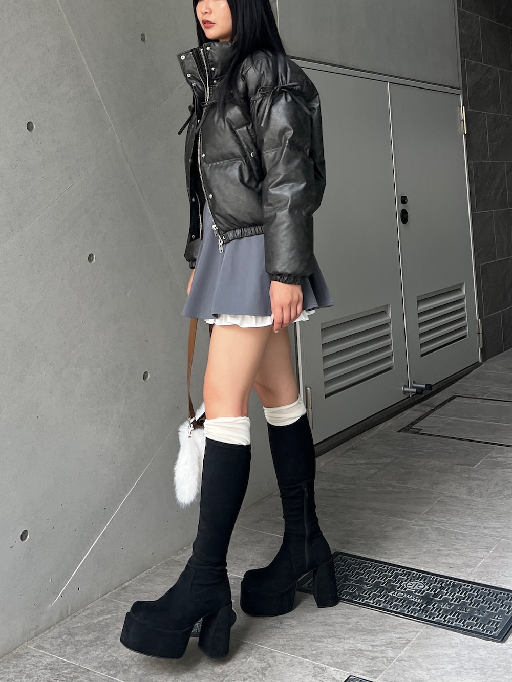 その他のダウンジャケット/コート、グレー系のワンピース、ブラック系のブーツを着用したレディースの冬コーディネートの2枚目の写真