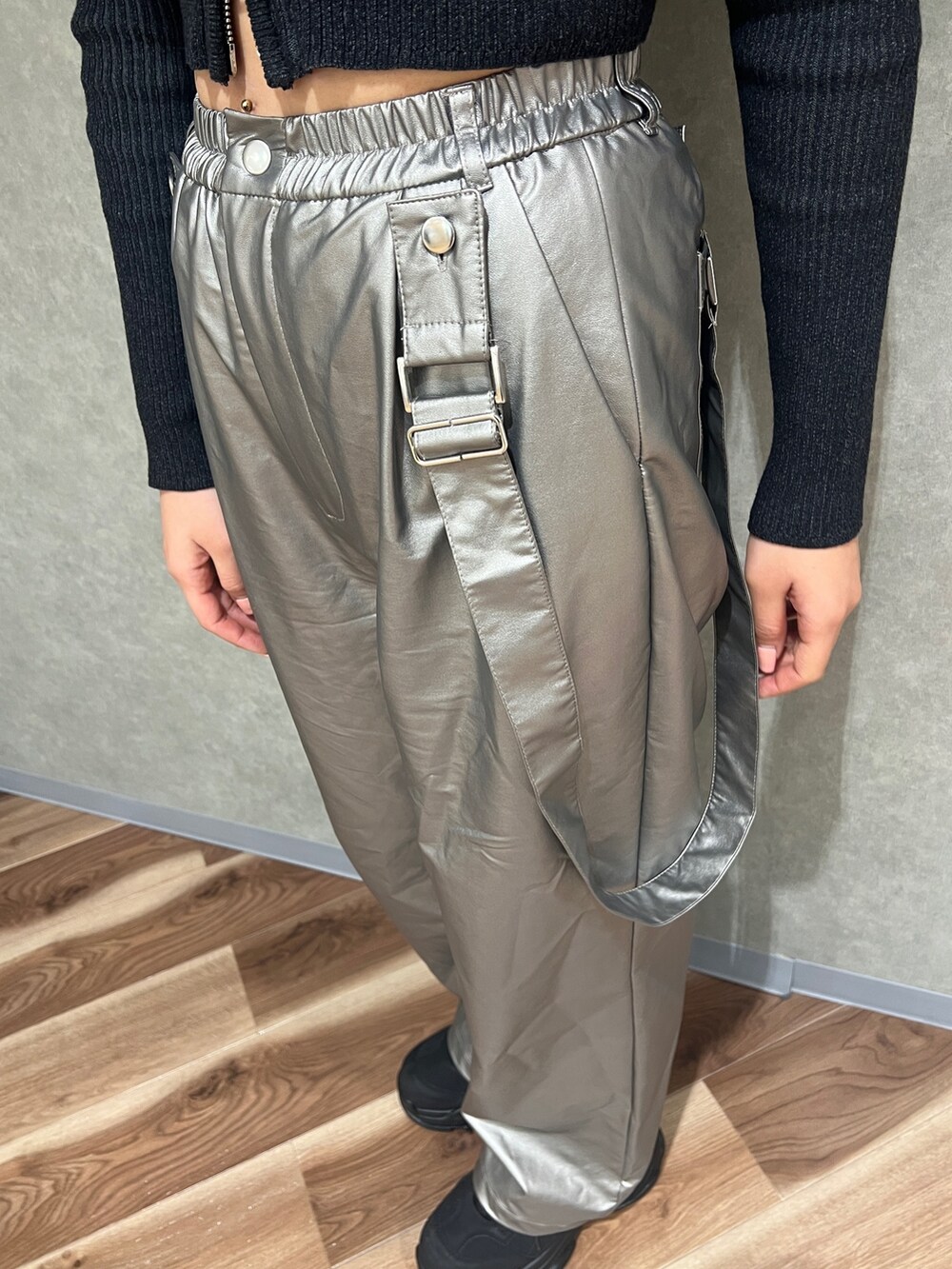 ブラック系のニット/セーター、シルバー系のその他パンツ、ブラック系のスニーカーを着用したレディースの冬コーディネートの4枚目の写真