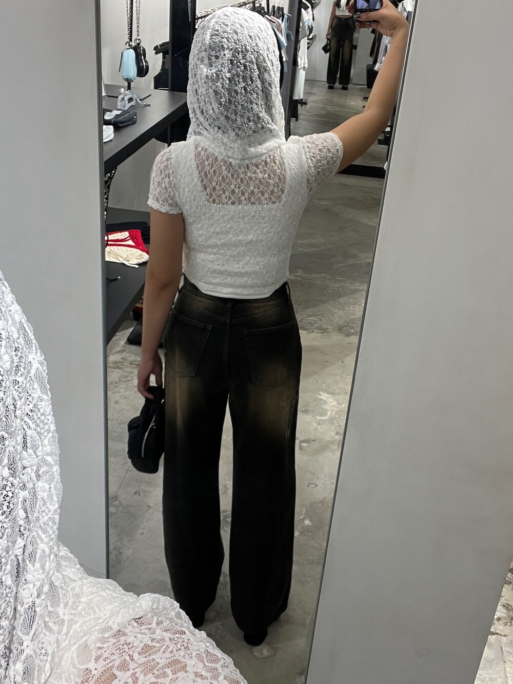 ホワイト系のTシャツ/カットソー、ホワイト系のニット/セーター、ブラック系のデニムパンツを着用したレディースの夏コーディネートの3枚目の写真