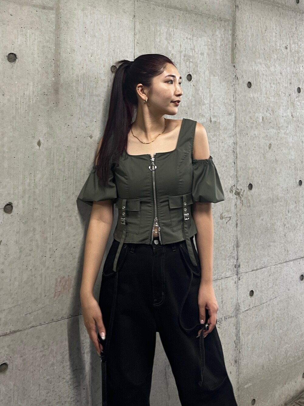 グリーン系のTシャツ/カットソー、ブラック系のデニムパンツ、ブラック系のサンダルを着用したレディースの夏コーディネートの5枚目の写真