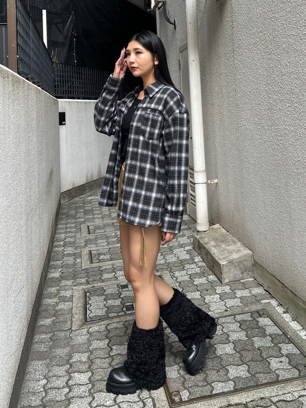 ブラック系のシャツ/ブラウス、ブラック系のニット/セーター、ベージュ系のその他パンツを着用したレディースの冬コーディネートの2枚目の写真