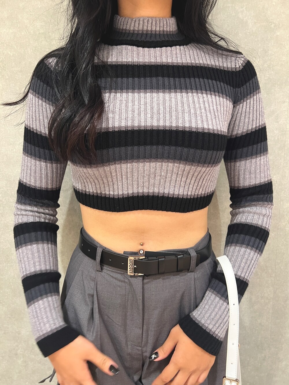 その他のニット/セーター、ホワイト系のハンドバッグ、グレー系のカーゴパンツを着用したレディースの秋コーディネートの5枚目の写真