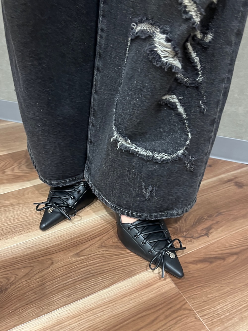 ピンク系のTシャツ/カットソー、ブラック系のデニムパンツ、ブラック系のパンプスを着用したレディースの春コーディネートの5枚目の写真